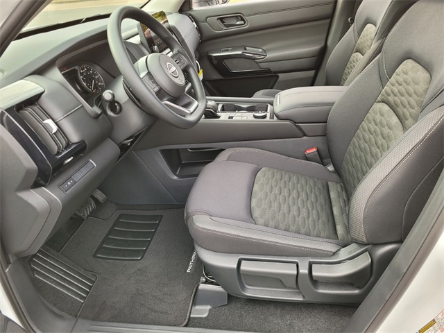 2025 Nissan Pathfinder S photo 8