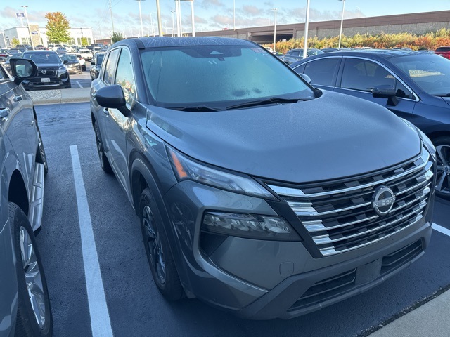 2024 Nissan Rogue SV photo 2