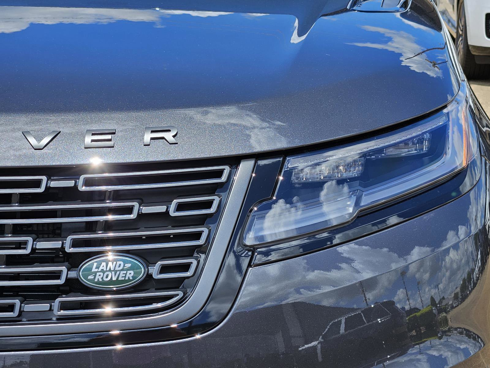 2026 Land Rover Range Rover Velar SE photo 7