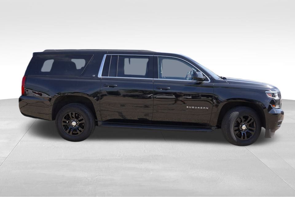 2018 Chevrolet Suburban LT photo 4