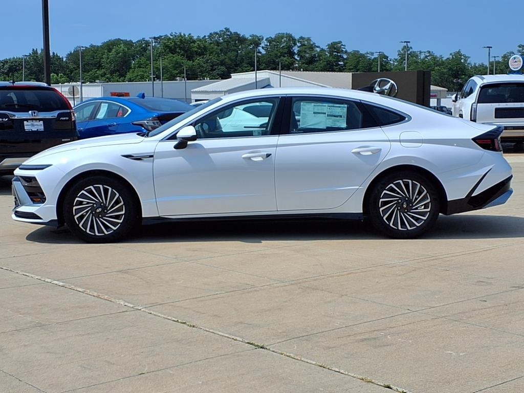 2025 Hyundai Sonata Hybrid SEL photo 2
