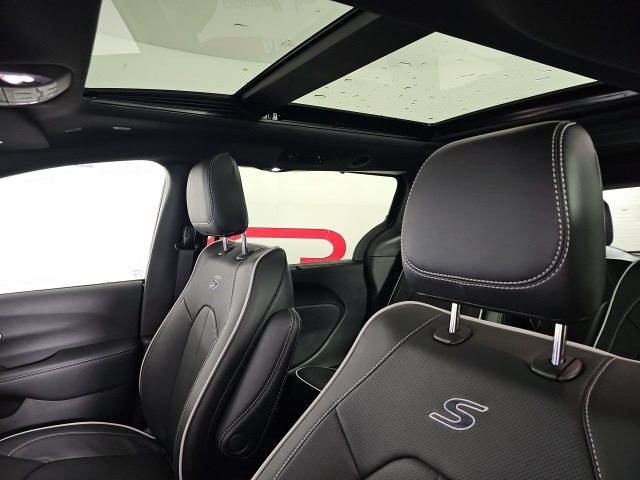 2026 Chrysler Pacifica Limited photo 9