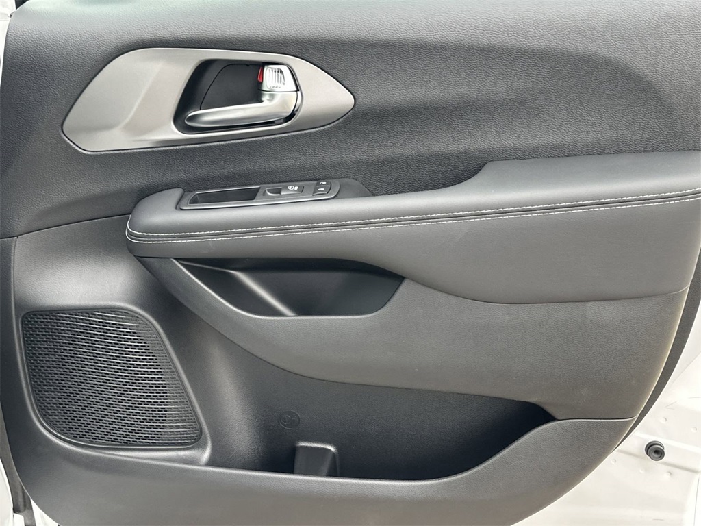 2025 Chrysler Voyager LX photo 41