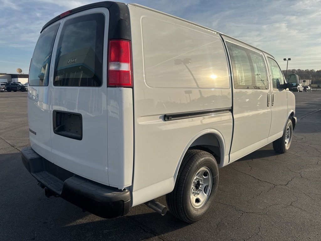 2025 Chevrolet Express Cargo 2500 photo 2
