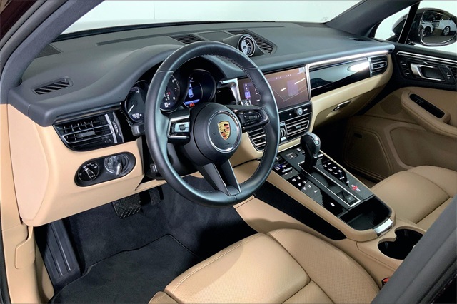 2024 Porsche Macan T photo 3