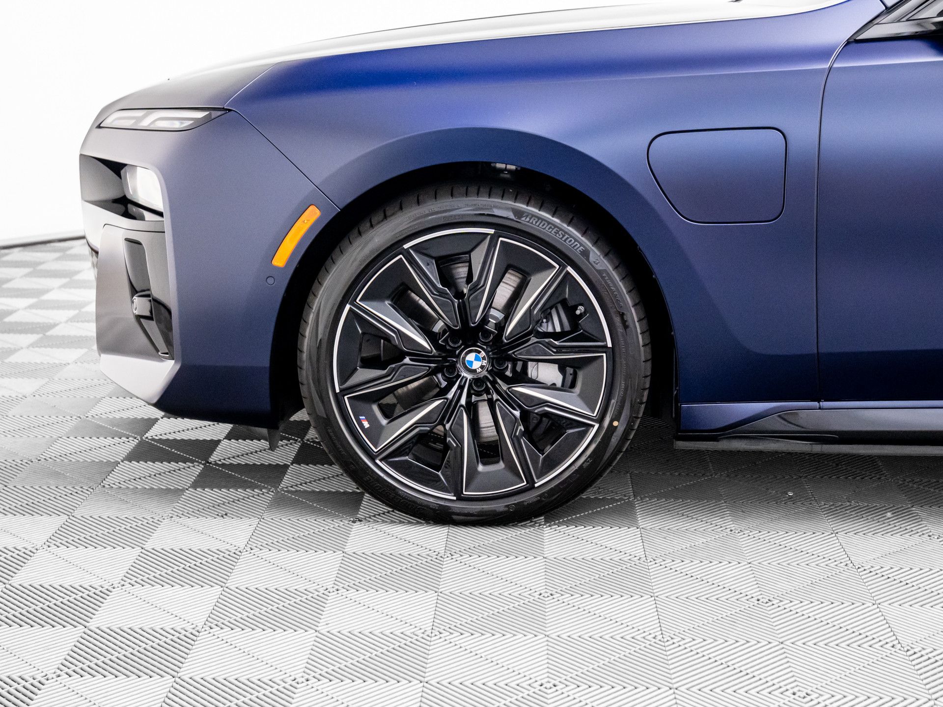 New 2025 Frozen Tanzanite Blue Metallic BMW 750e xDrive image 34