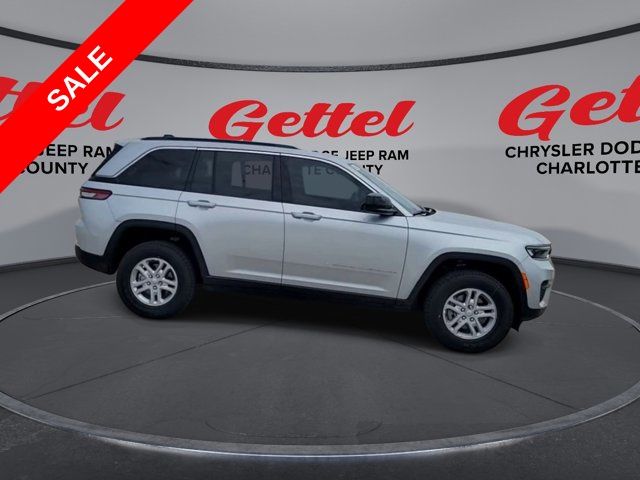 2025 Jeep Grand Cherokee Laredo photo 9