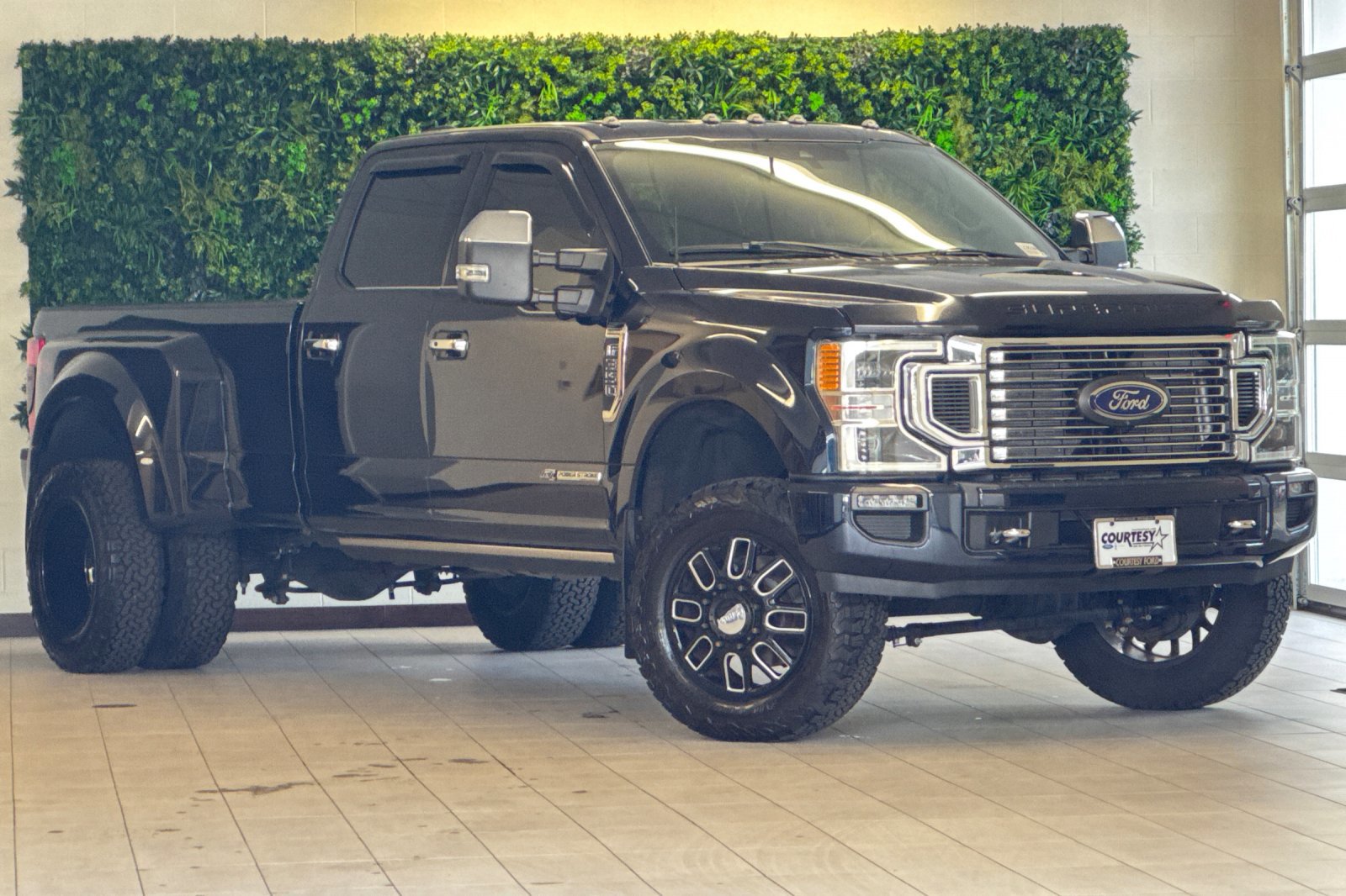 2022 Ford F-350 Super Duty Platinum's photo