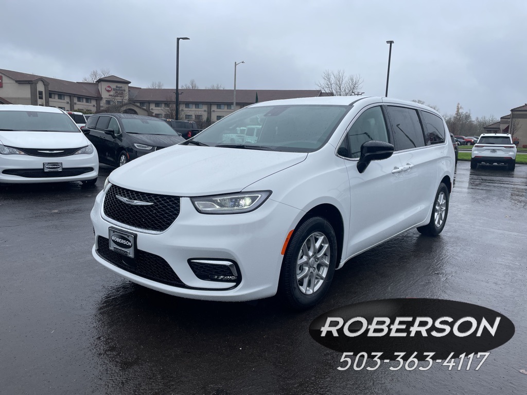 2026 Chrysler Pacifica Select's photo