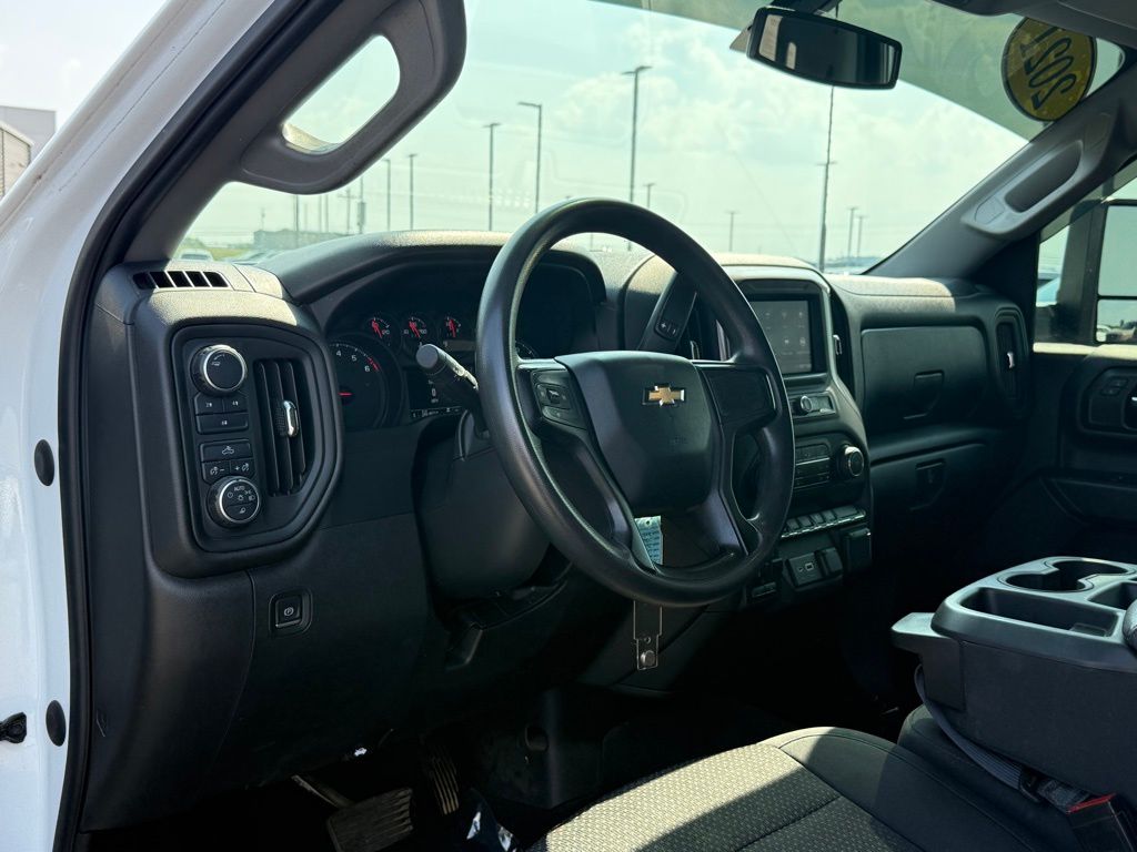 2021 Chevrolet Silverado 2500HD Custom photo 3