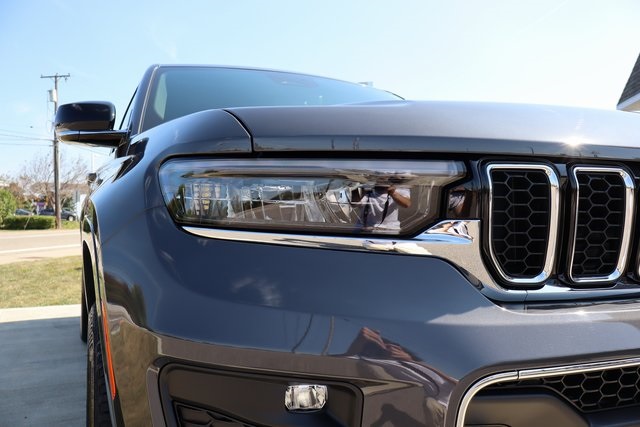 2025 Jeep Grand Cherokee Overland photo 3