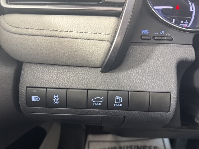 2019 Toyota Camry Hybrid SE photo 18