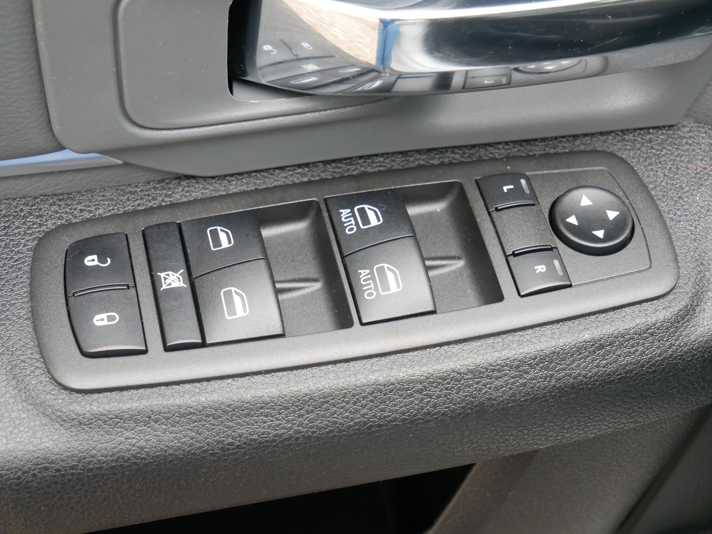 2023 Ram 1500 Classic SLT photo 18