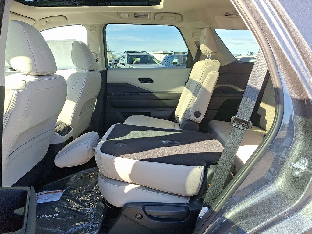 2025 Nissan Pathfinder SV photo 4
