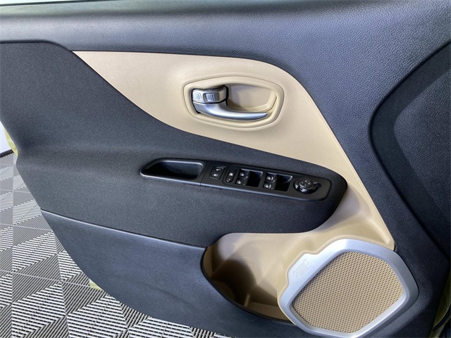2015 Jeep Renegade Latitude photo 21