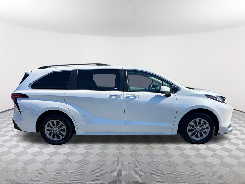 2022 Toyota Sienna XLE photo 4