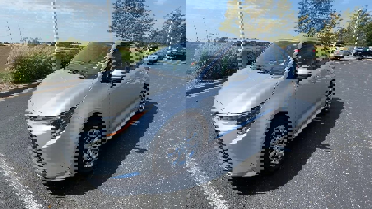 2025 Toyota Corolla LE photo 4