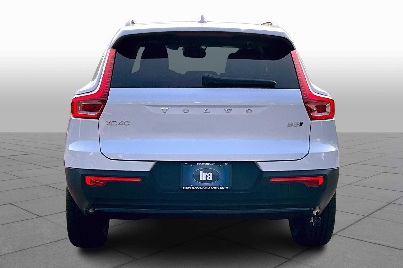 2026 Volvo XC40 Plus photo 4