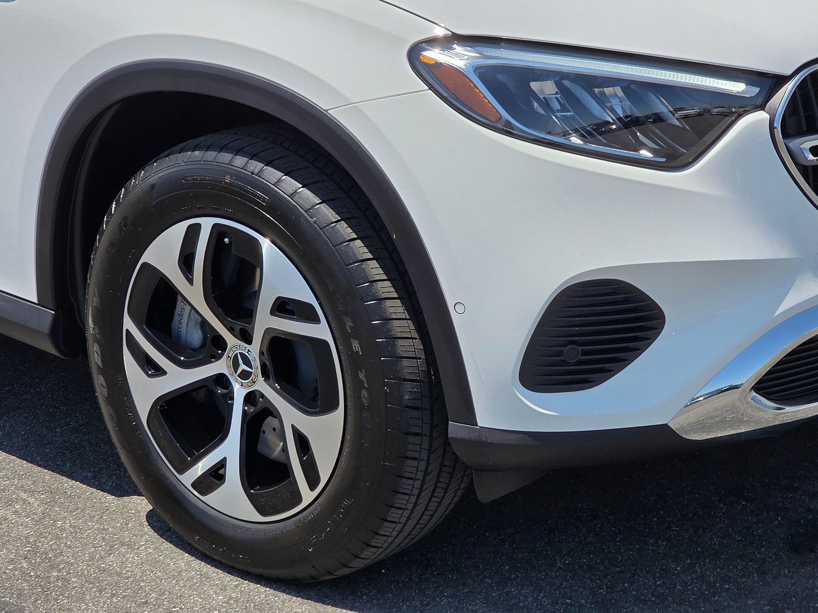 2025 Mercedes Benz GLC 350e 4MATIC photo 3