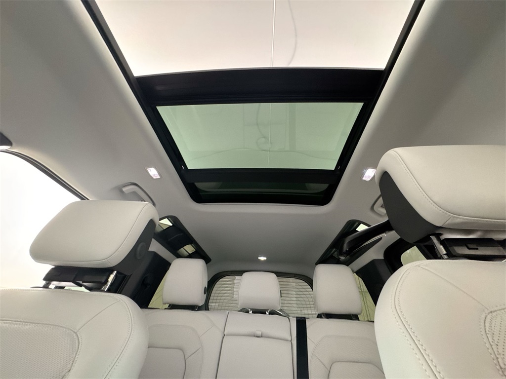 2025 Land Rover Defender 110 S photo 18