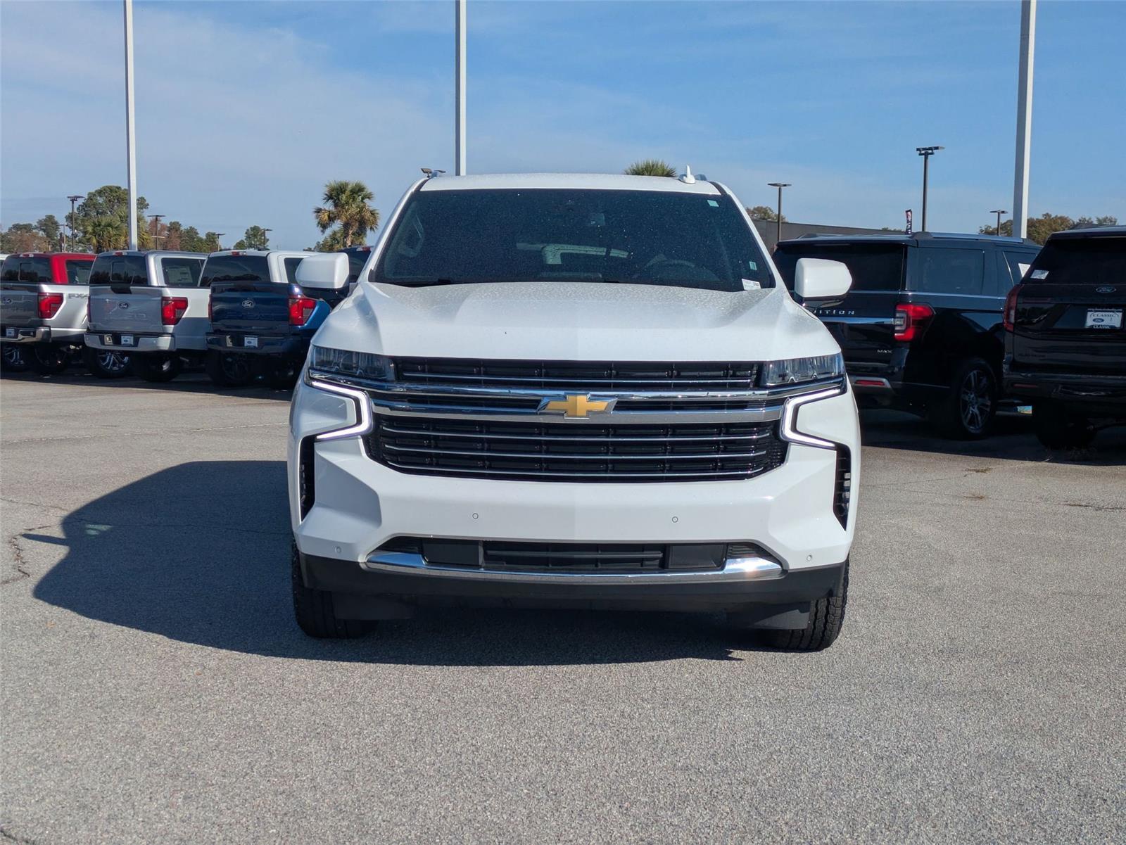 2024 Chevrolet Suburban LT photo 2