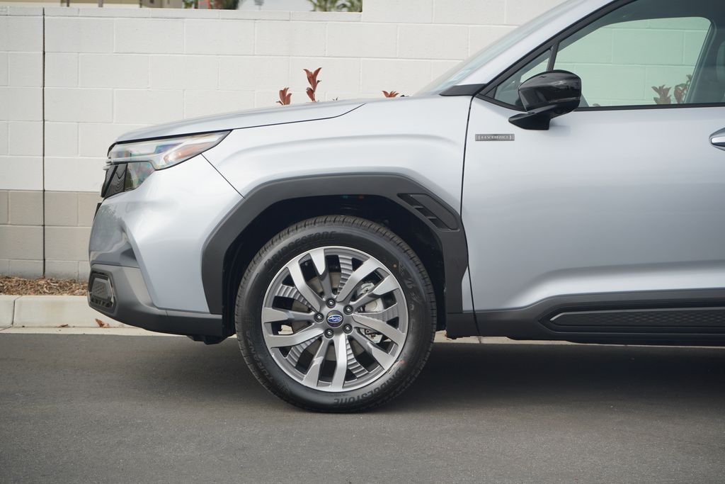 2025 Subaru Forester Touring photo 2