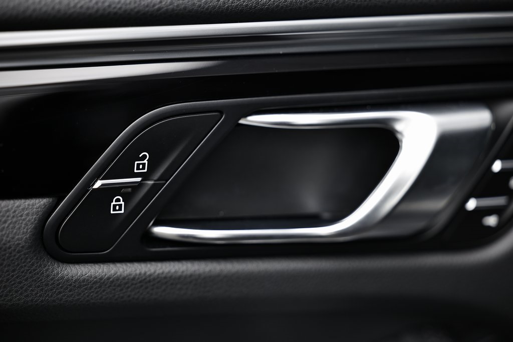 2024 Porsche Macan S photo 19