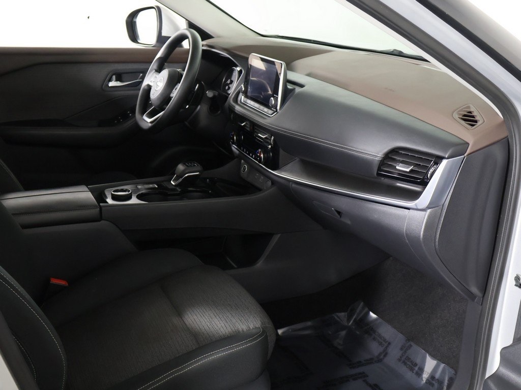 2022 Nissan Rogue SV photo 18