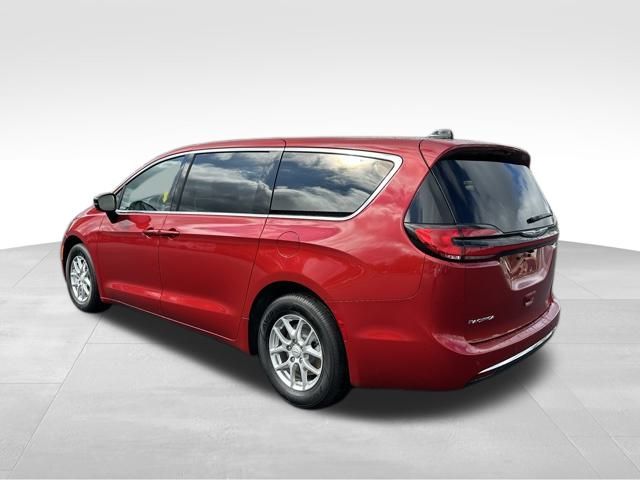 2026 Chrysler Pacifica photo 4