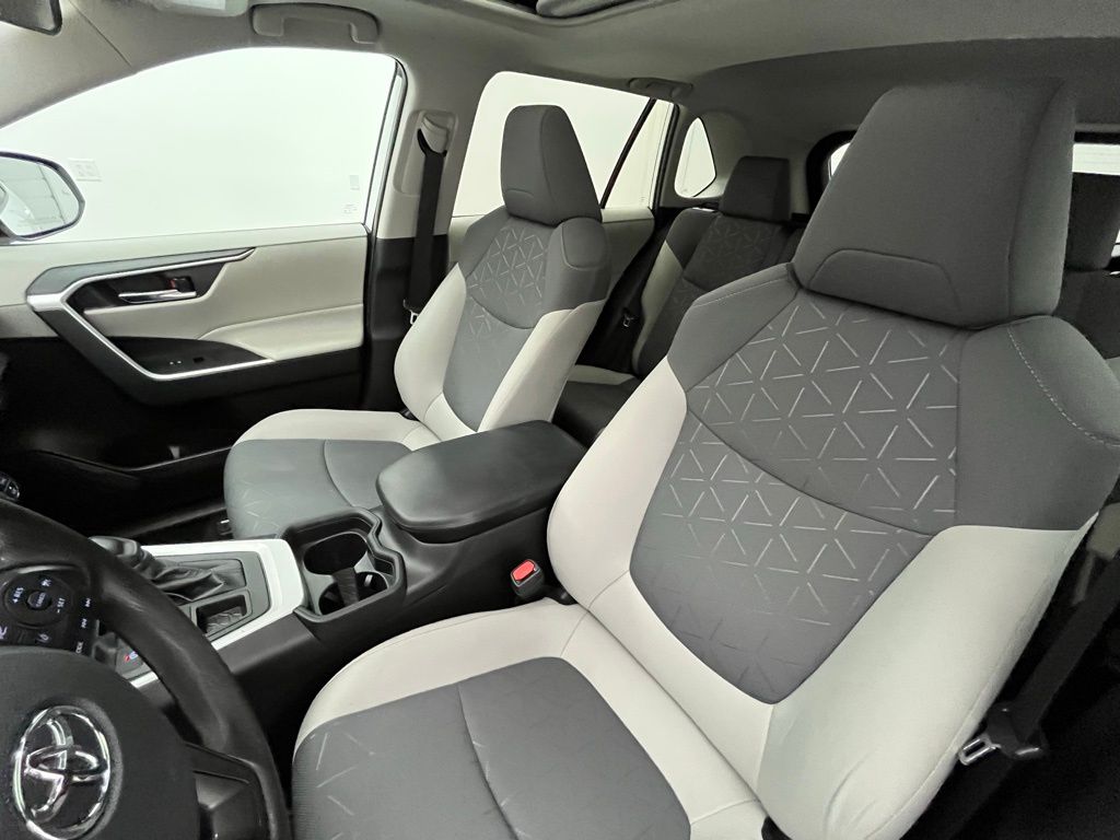 2021 Toyota RAV4 XLE photo 18
