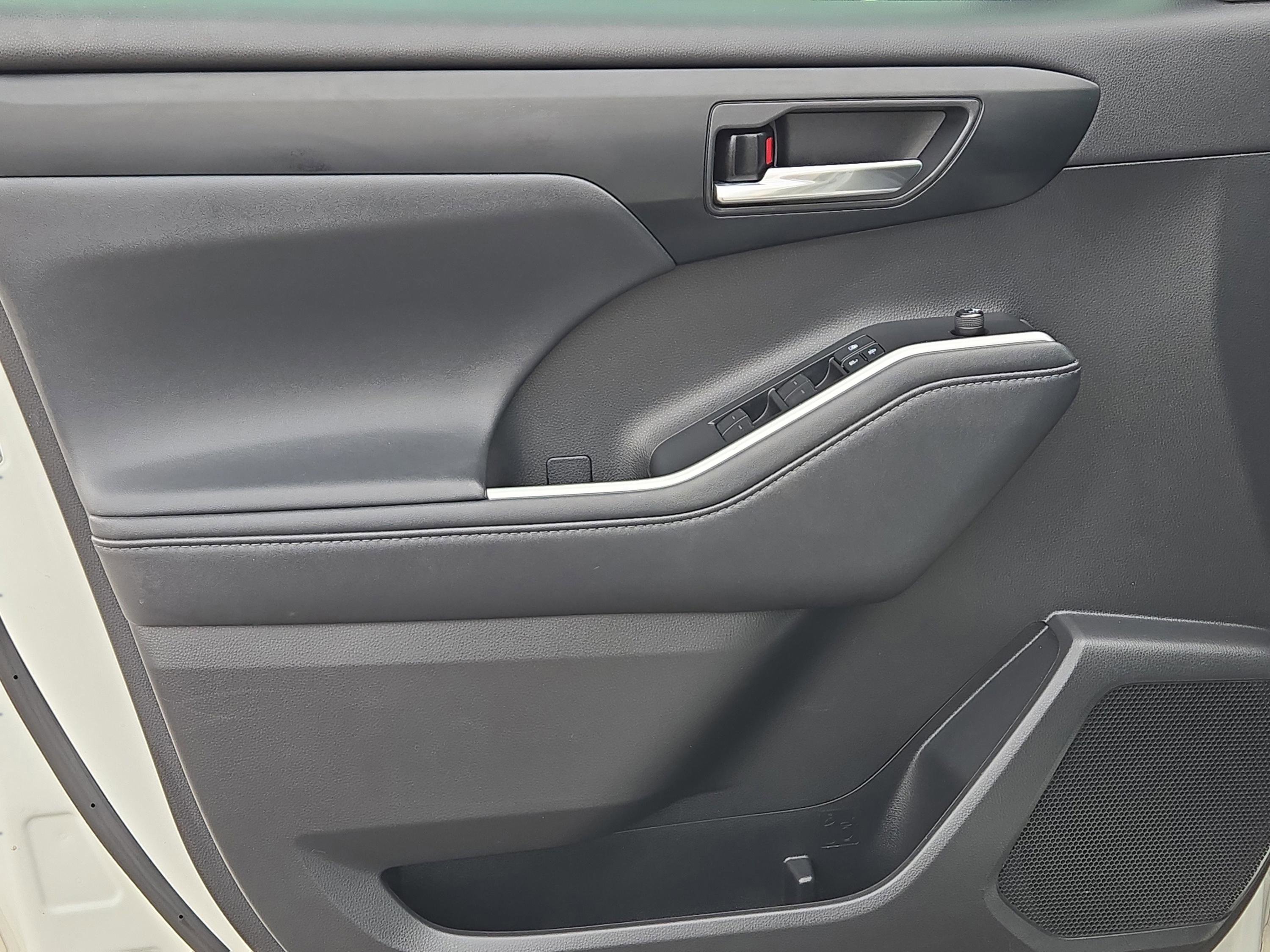 2021 Toyota Highlander XLE photo 13