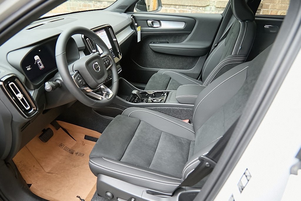 2026 VOLVO XC40 - Image 8