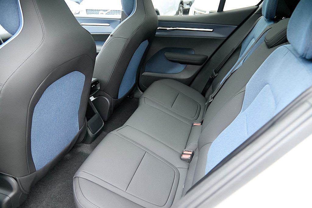 2026 VOLVO EX30 - Image 18