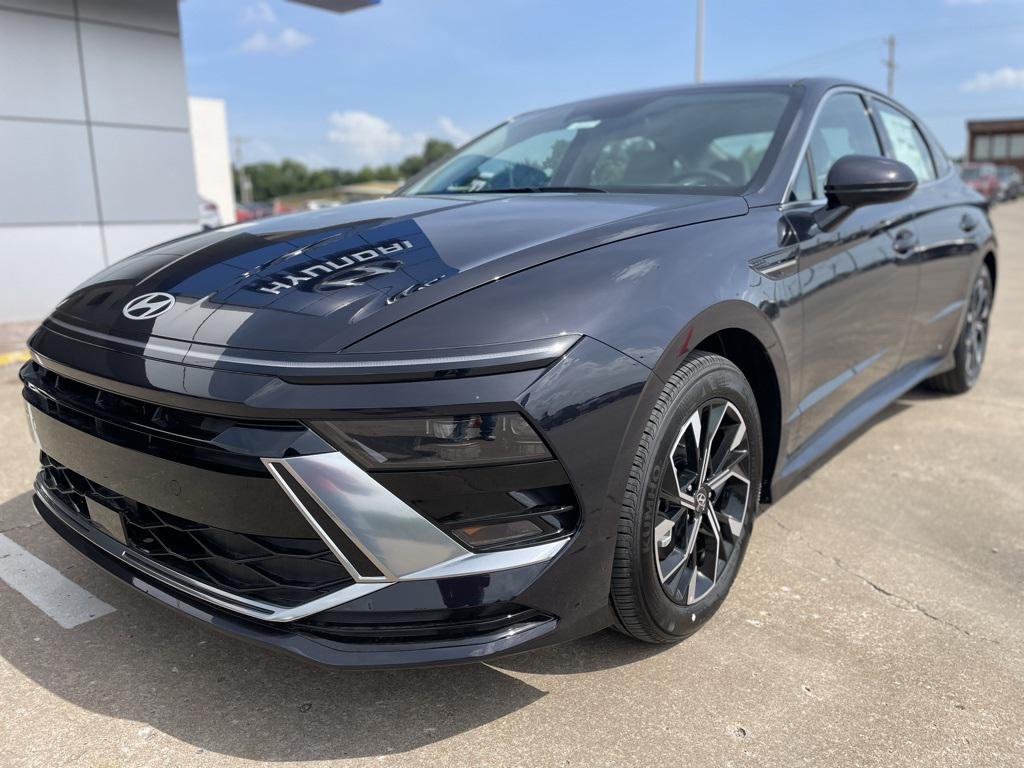 2025 Hyundai Sonata SEL photo 2