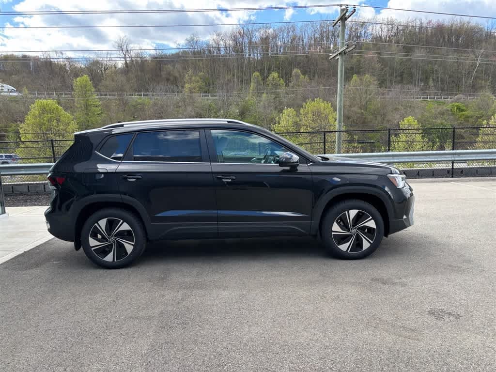 2025 Volkswagen Taos SE photo 4