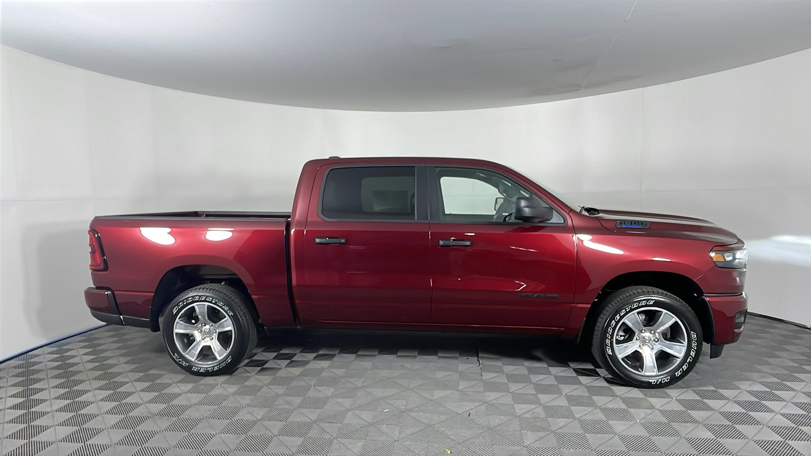 2025 Ram 1500 Tradesman photo 3