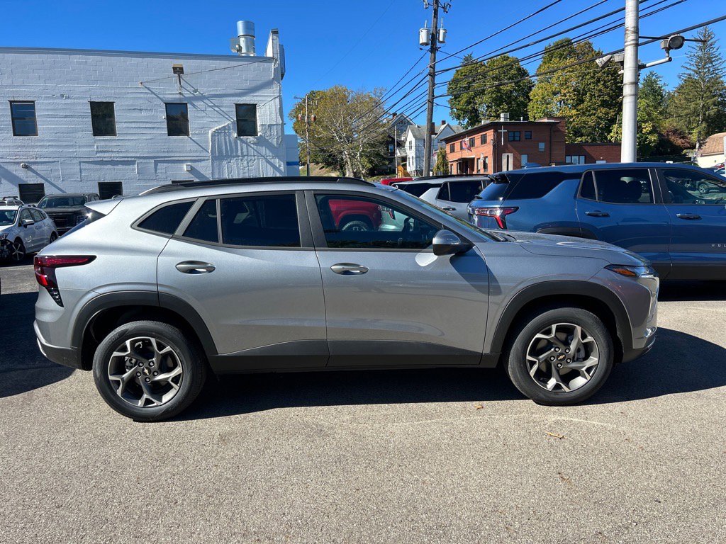 2026 Chevrolet Trax LT photo 2