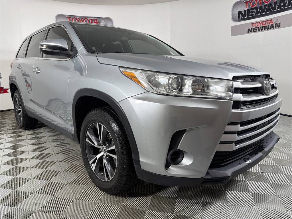 2019 Toyota Highlander LE's photo
