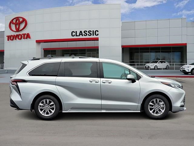2024 Toyota Sienna XLE photo 3