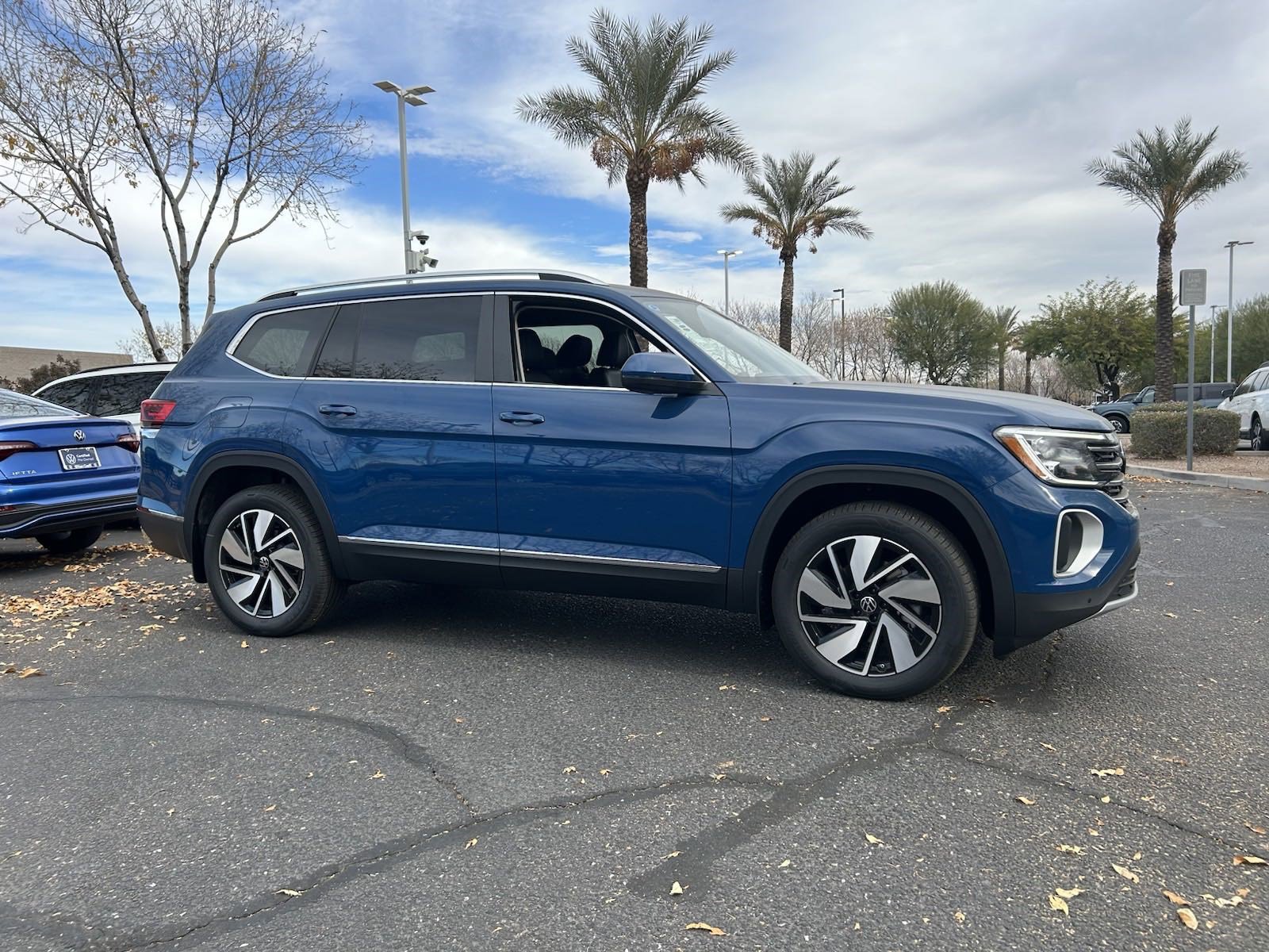 2025 Volkswagen Atlas SEL photo 4