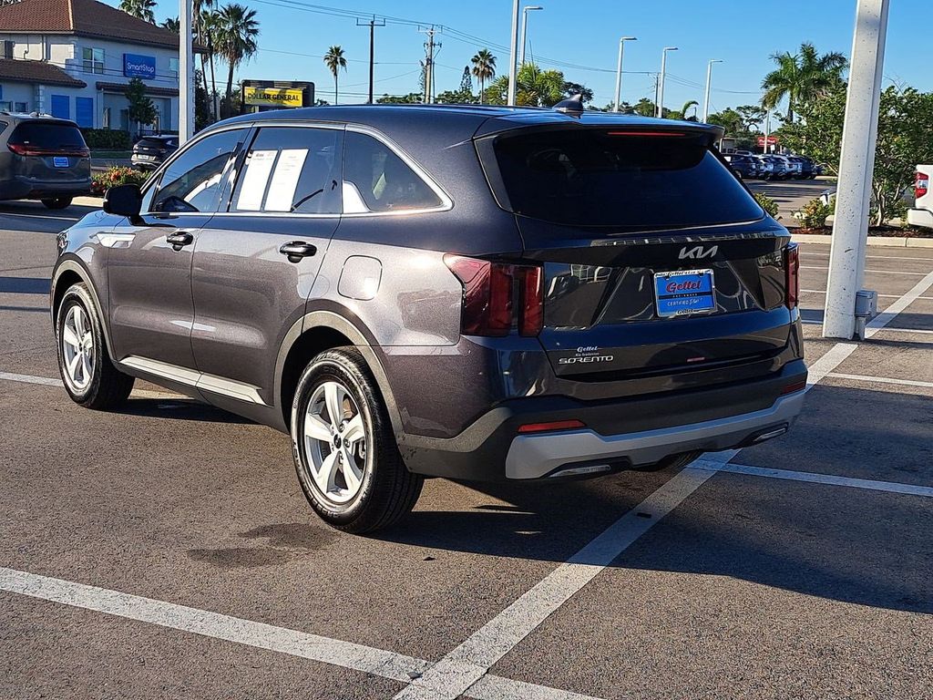 2025 Kia Sorento LX photo 4