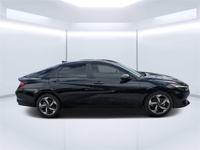 2023 Hyundai Elantra SEL photo 2