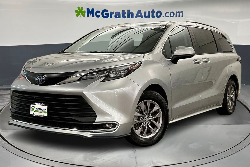 2024 Toyota Sienna XLE photo 2