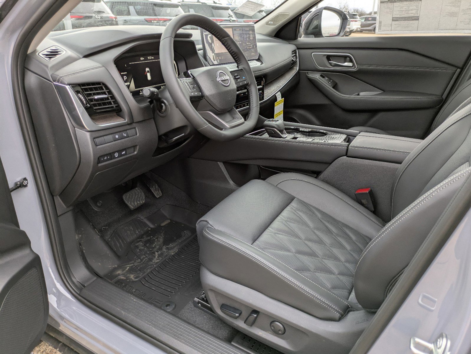 2025 Nissan Rogue Platinum photo 2