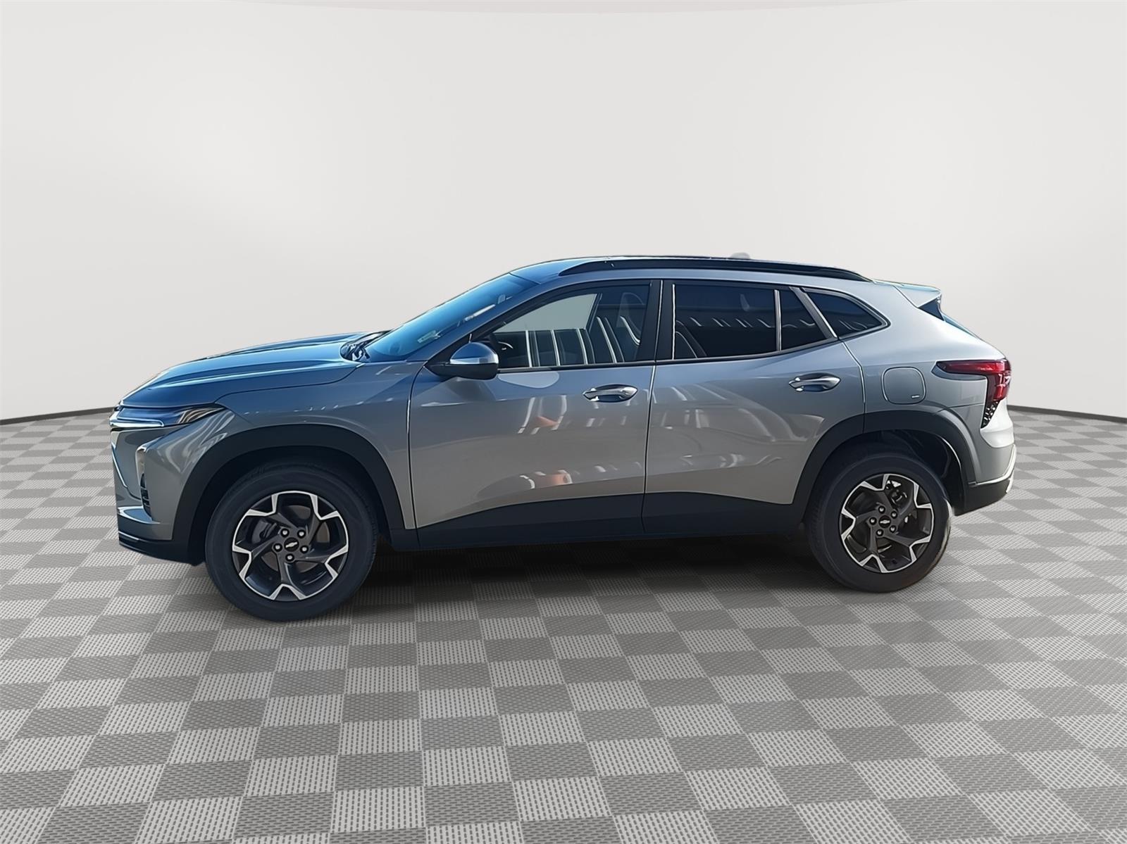 2025 Chevrolet Trax LT photo 2