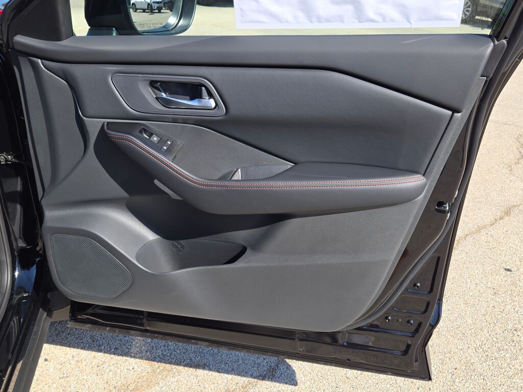 2026 Nissan Rogue SV photo 3