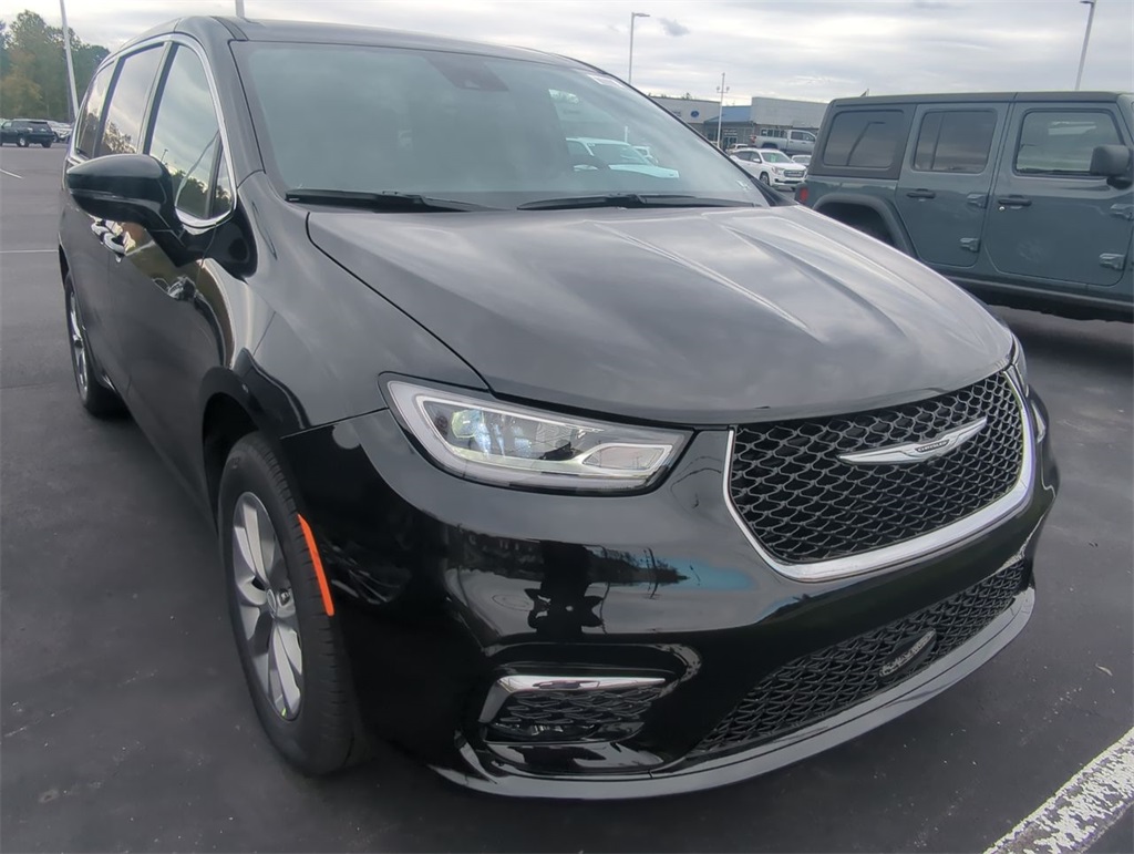 2026 Chrysler Pacifica Select's photo