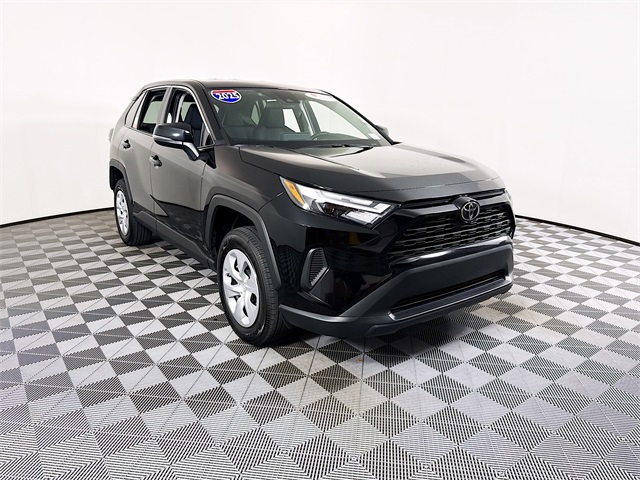2025 Toyota RAV4 LE's photo