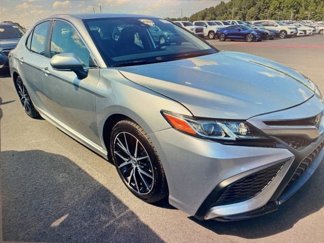 2022 Toyota Camry SE's photo