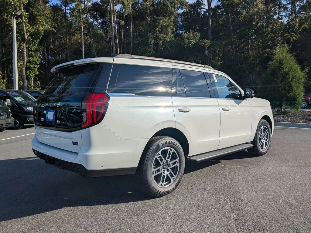 2025 Ford Expedition photo 4